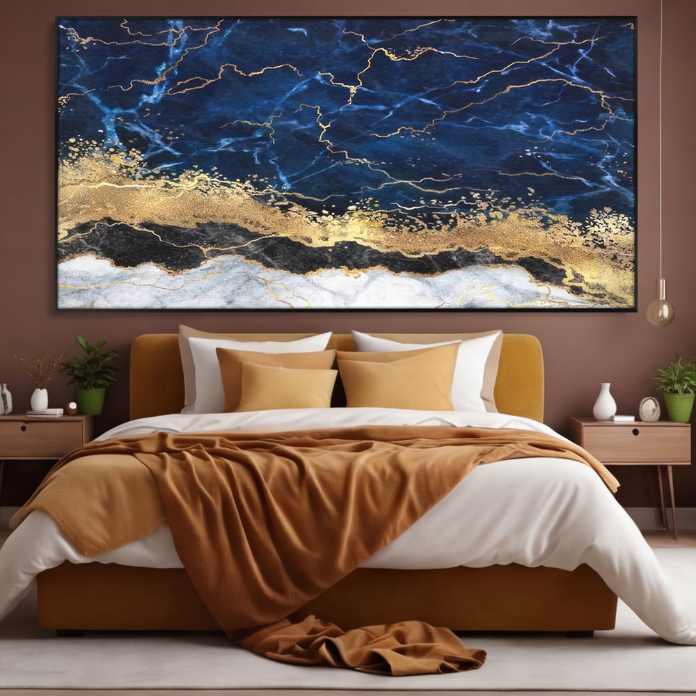 Tablou canvas cu tablou canvas cu marmura abstracta, in rama de aluminiu negru, pe perete intr-un dormitor